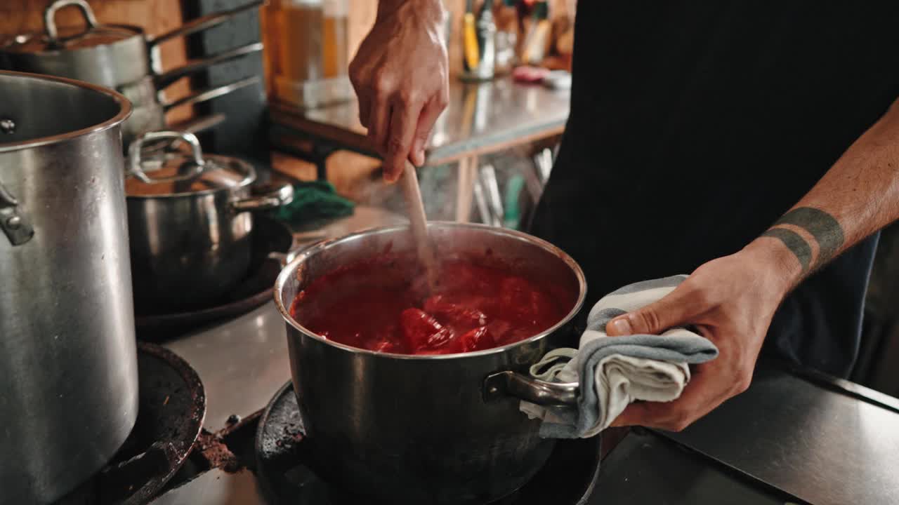 烹饪西红柿酱视频素材