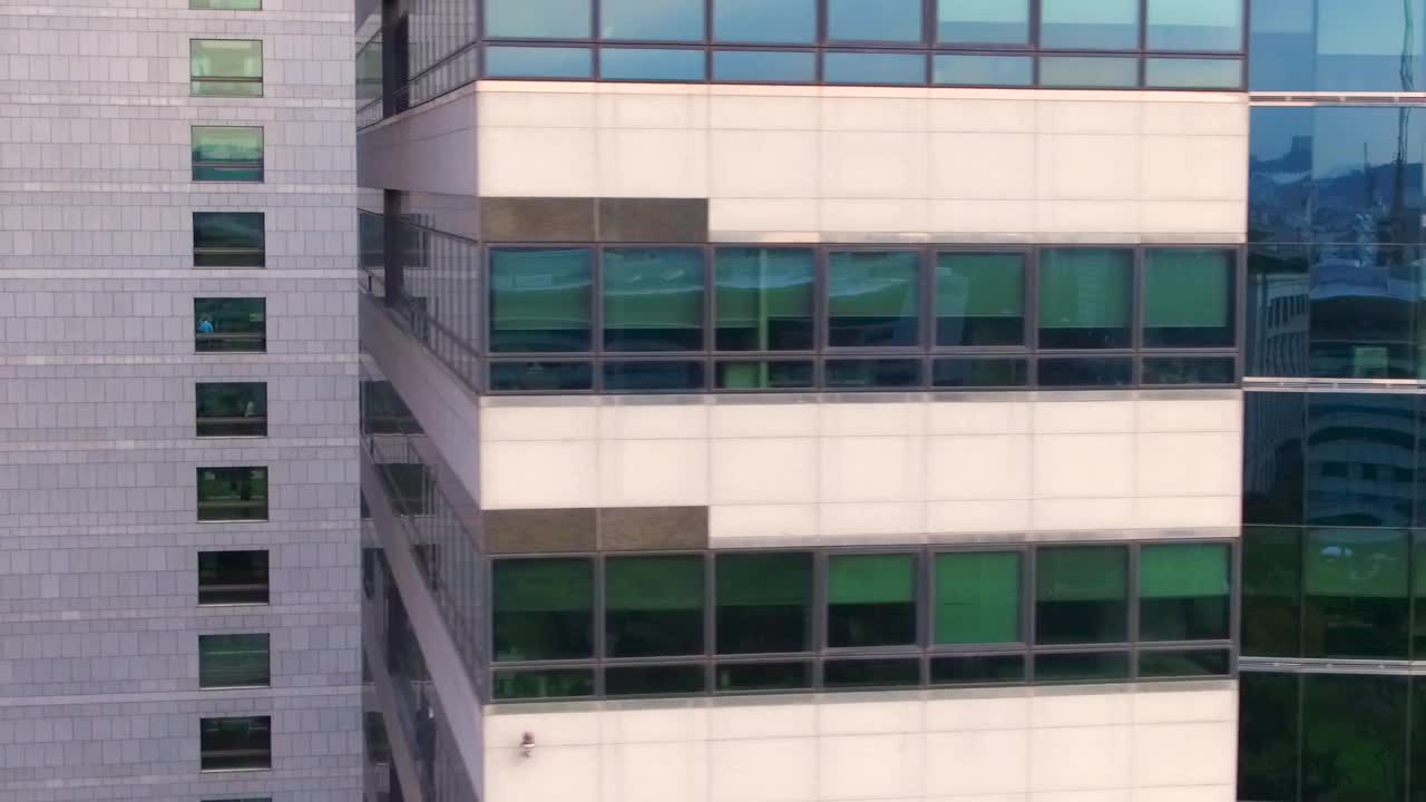 首尔永登浦区汉江边汝矣岛金融区市中心的摩天大楼视频下载