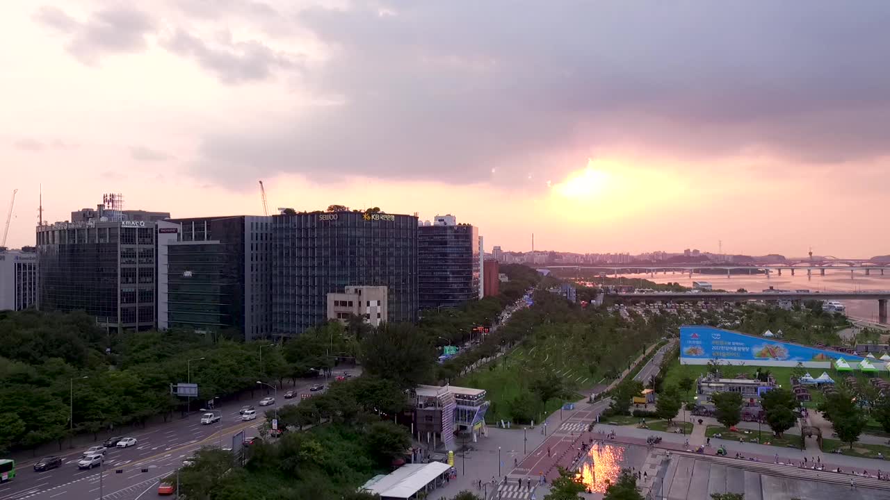 韩国首尔永登浦区汝矣岛公园和汉江附近的市中心视频素材