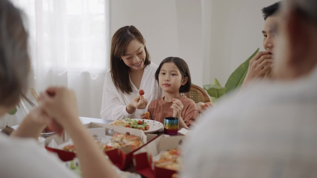 亚洲家庭在家里共进午餐视频素材