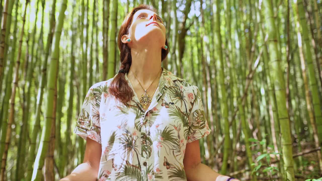 年轻女子在竹林中与大自然交流视频下载