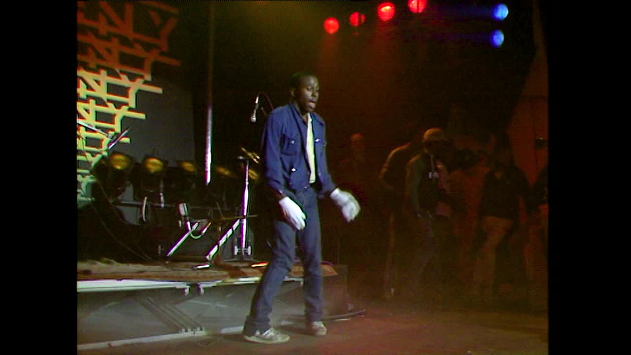 年轻人的身体在彩色灯光下扑闪;1983视频素材