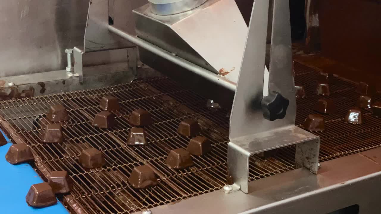 工厂的巧克力生产。视频下载