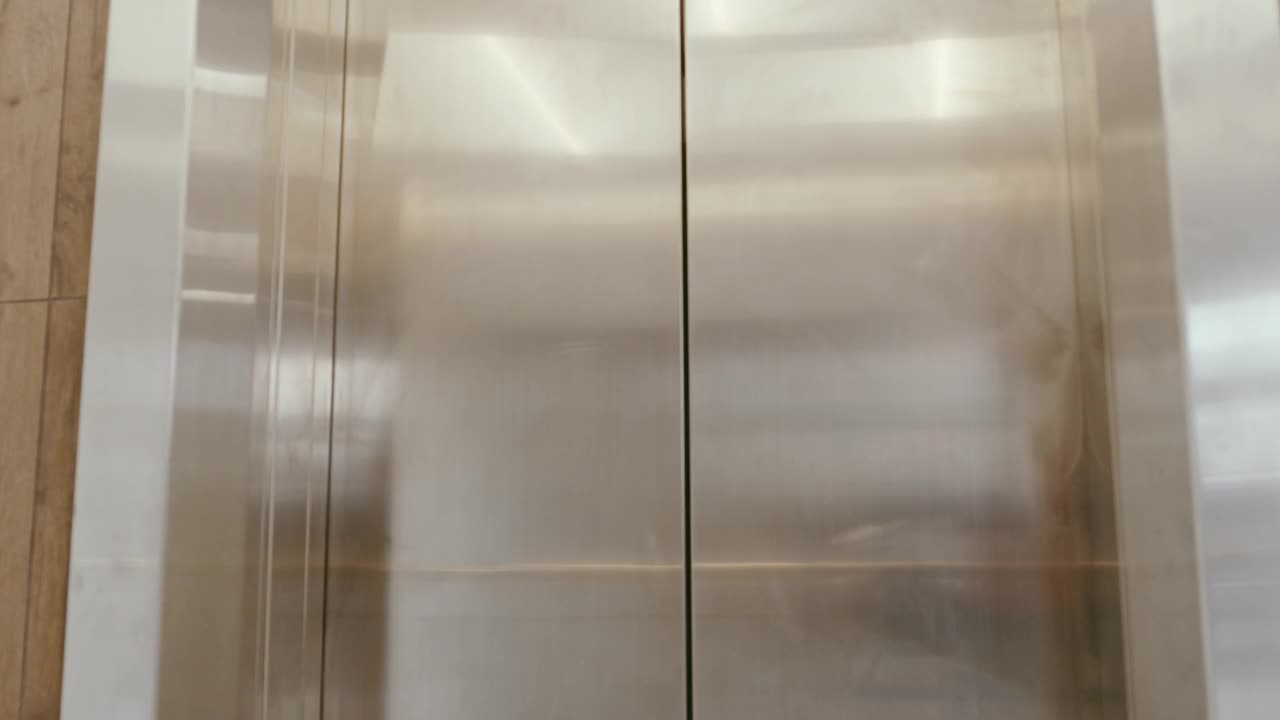 一组工作人员走出电梯的4k视频视频素材
