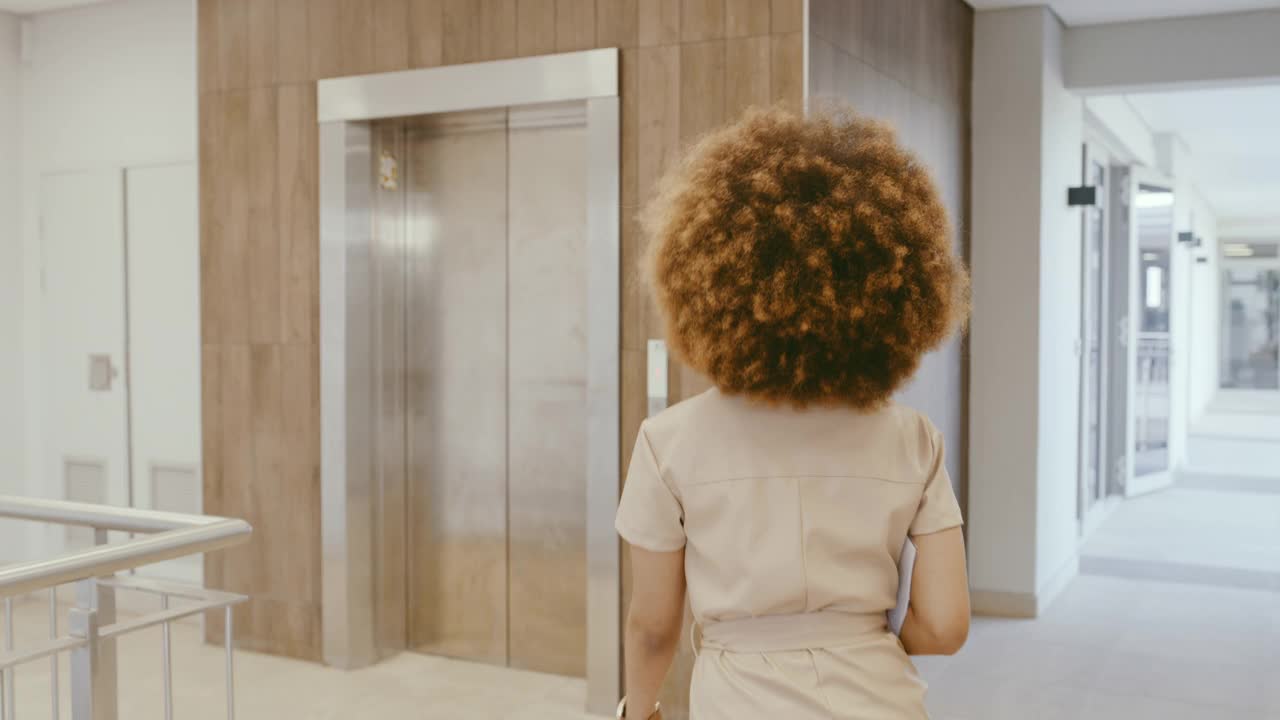 一段女商人和同事进电梯的4k视频视频素材