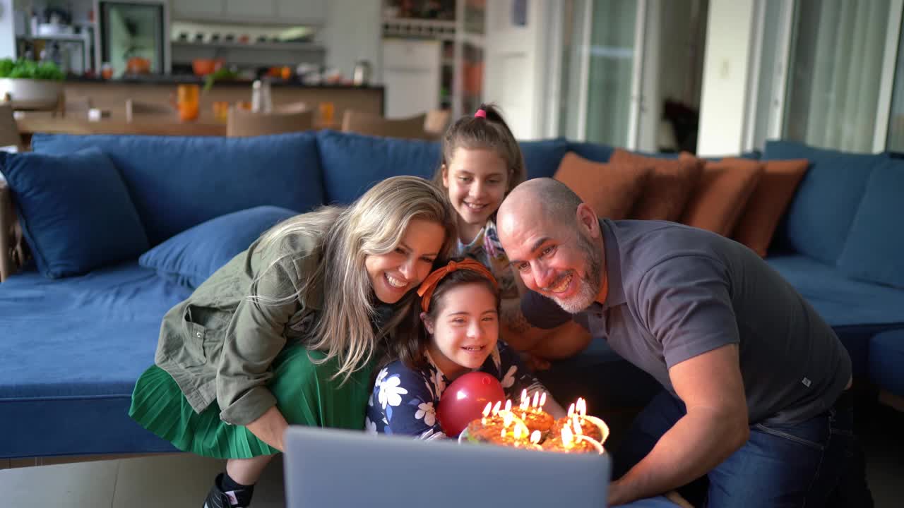 一个家庭在家庆祝女儿的生日——包括一个特殊需要的女孩视频下载