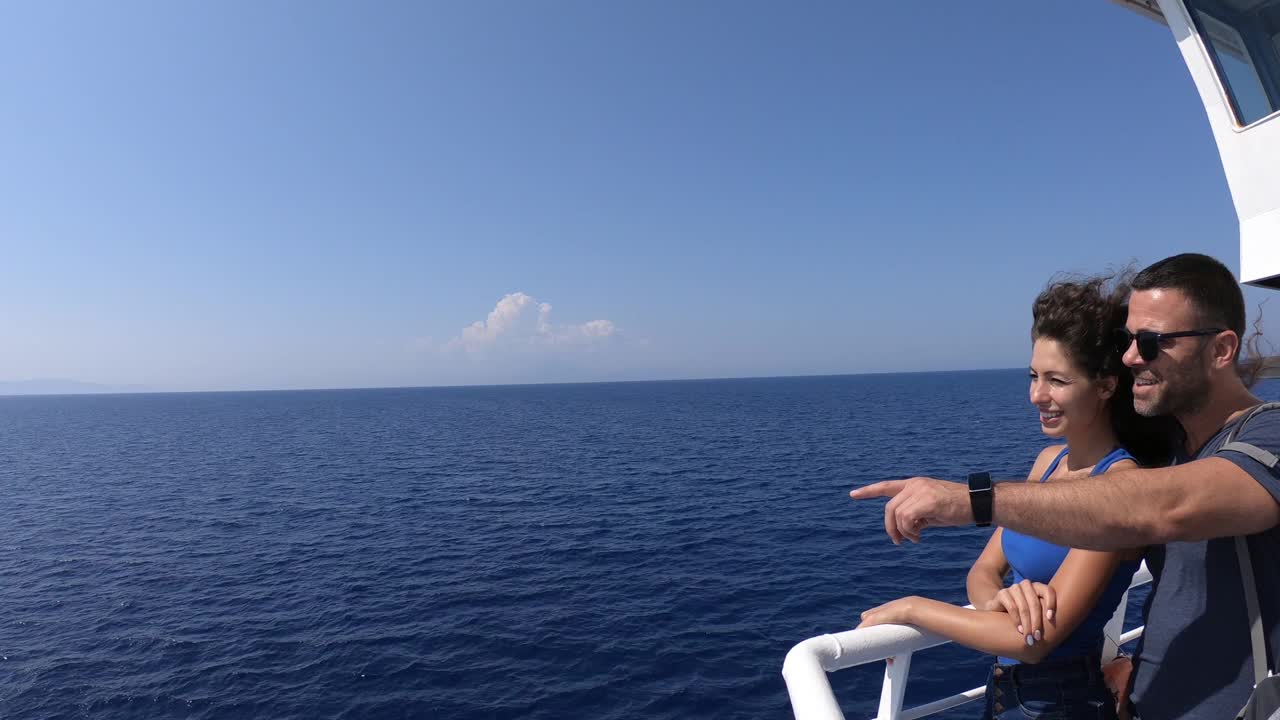 在希腊扎金索斯，一对情侣在渡船上享受暑假视频下载