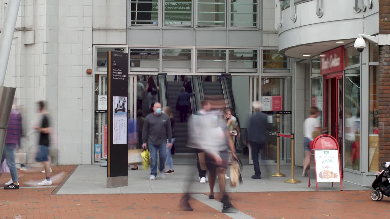 4K时间过去无法辨认的人购物大街上忙碌的购物者背景-在阳光明媚的一天，在市中心商业街的通勤者，中小零售贸易开始蓬勃发展视频素材