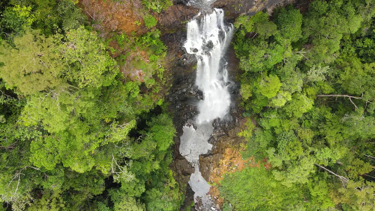 沙巴婆罗洲德拉马科森林保护区的塔瓦伊瀑布视频下载