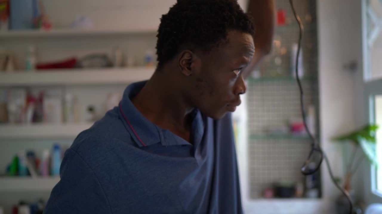 年轻男子梳头和干燥的非洲式发型在早上在家视频素材