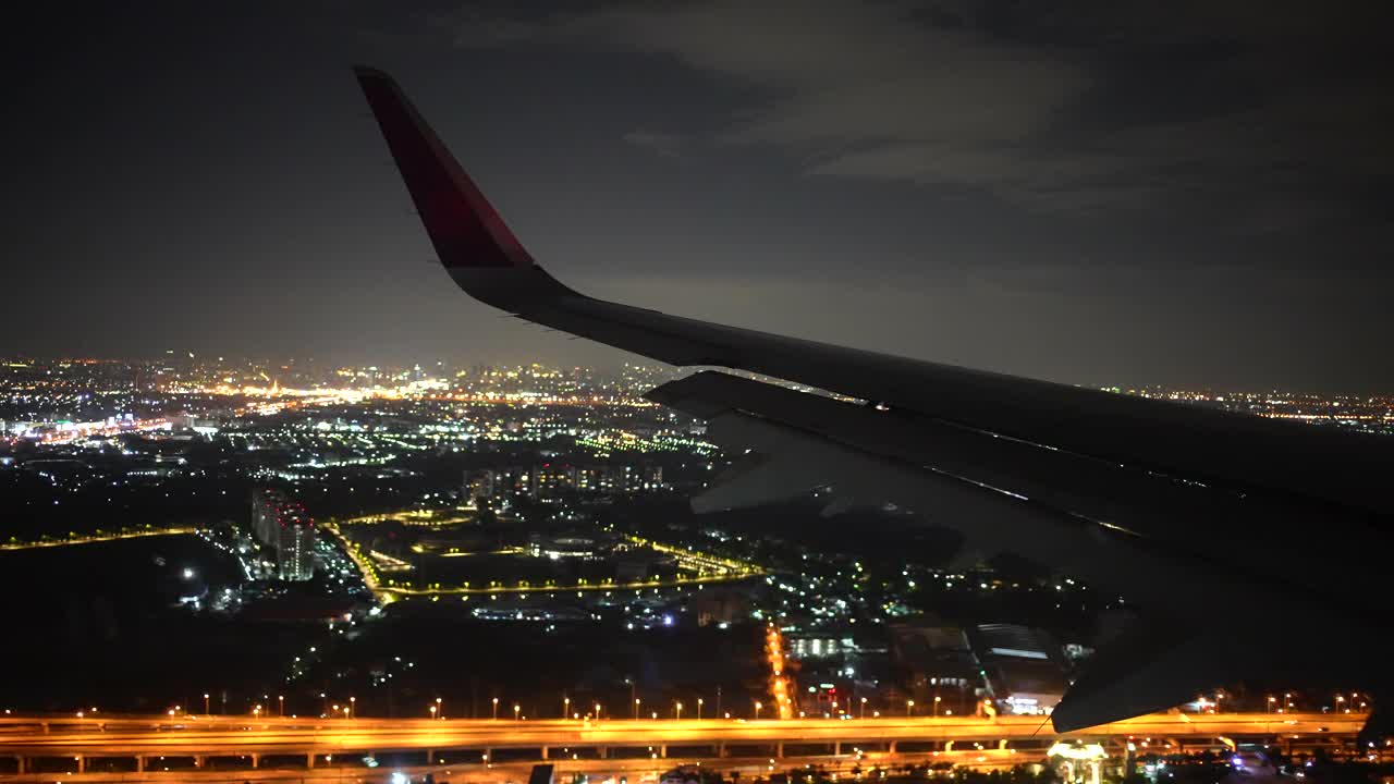 夜航飞机机翼和城市视频下载