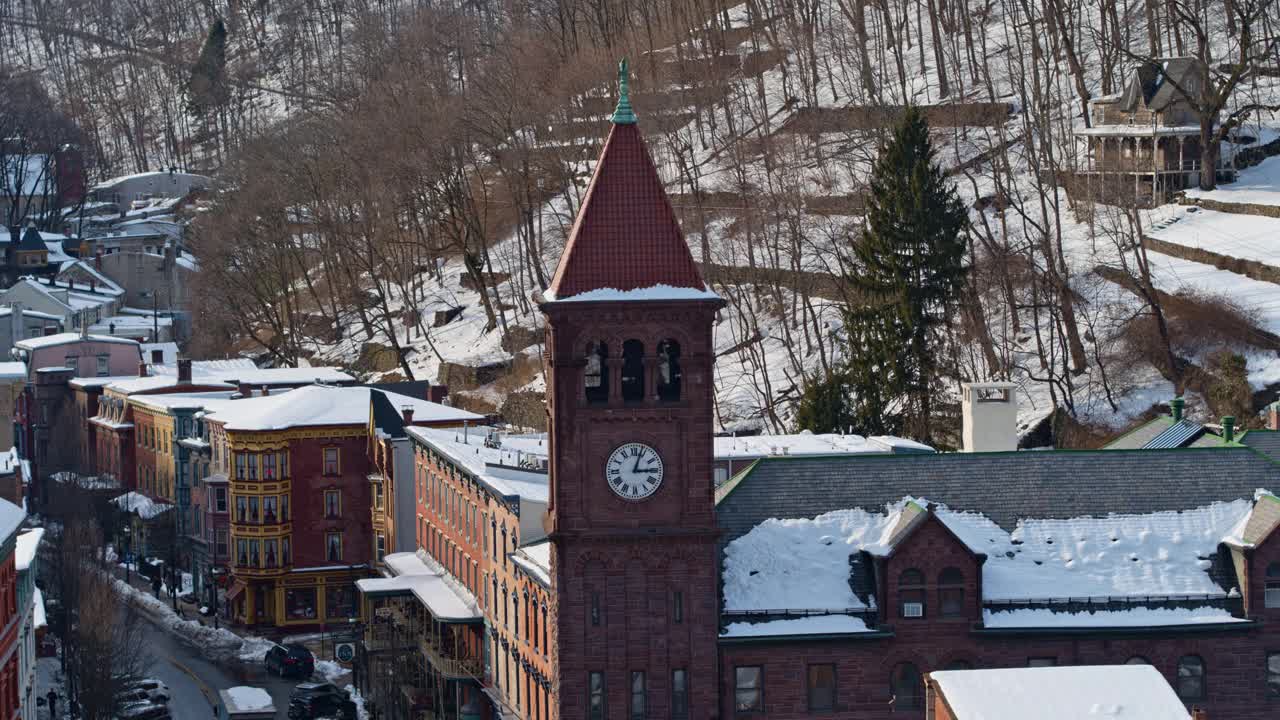 吉姆·索普的鸟瞰图，在宾夕法尼亚州阿巴拉契亚山脉的小树林里的美国小镇，在一场冬季风暴后被雪覆盖。视频素材