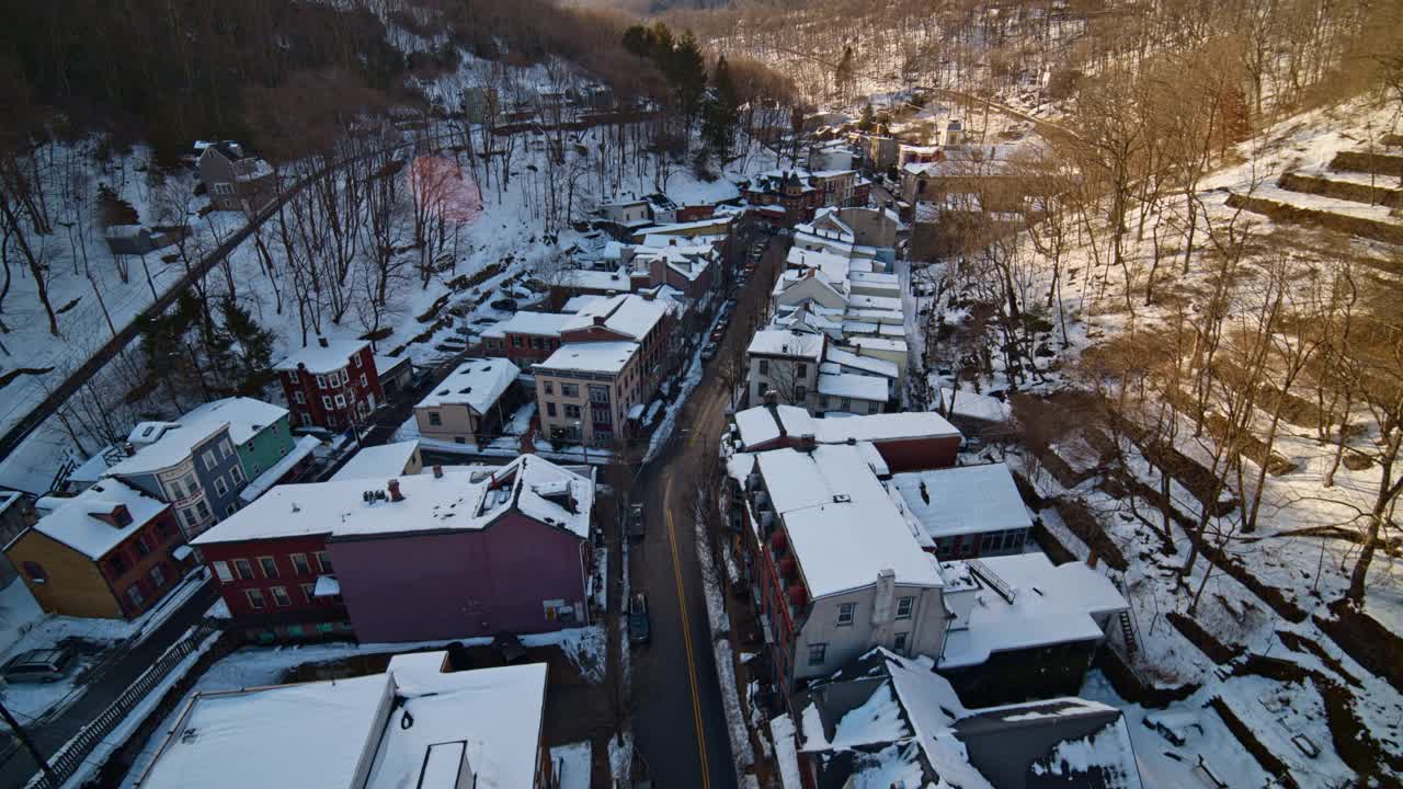 吉姆·索普的鸟瞰图，在宾夕法尼亚州阿巴拉契亚山脉的小树林里的美国小镇，在一场冬季风暴后被雪覆盖。视频素材