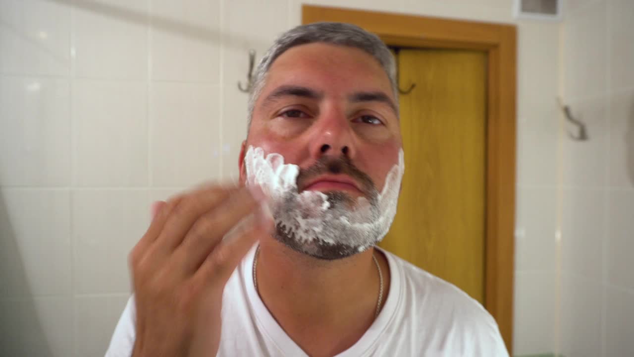 一个男人在胡子上涂肥皂沫视频素材
