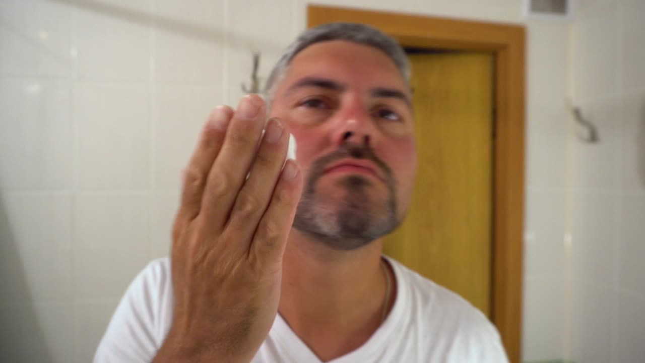 一名男子把肥皂泡抹在脸上视频素材