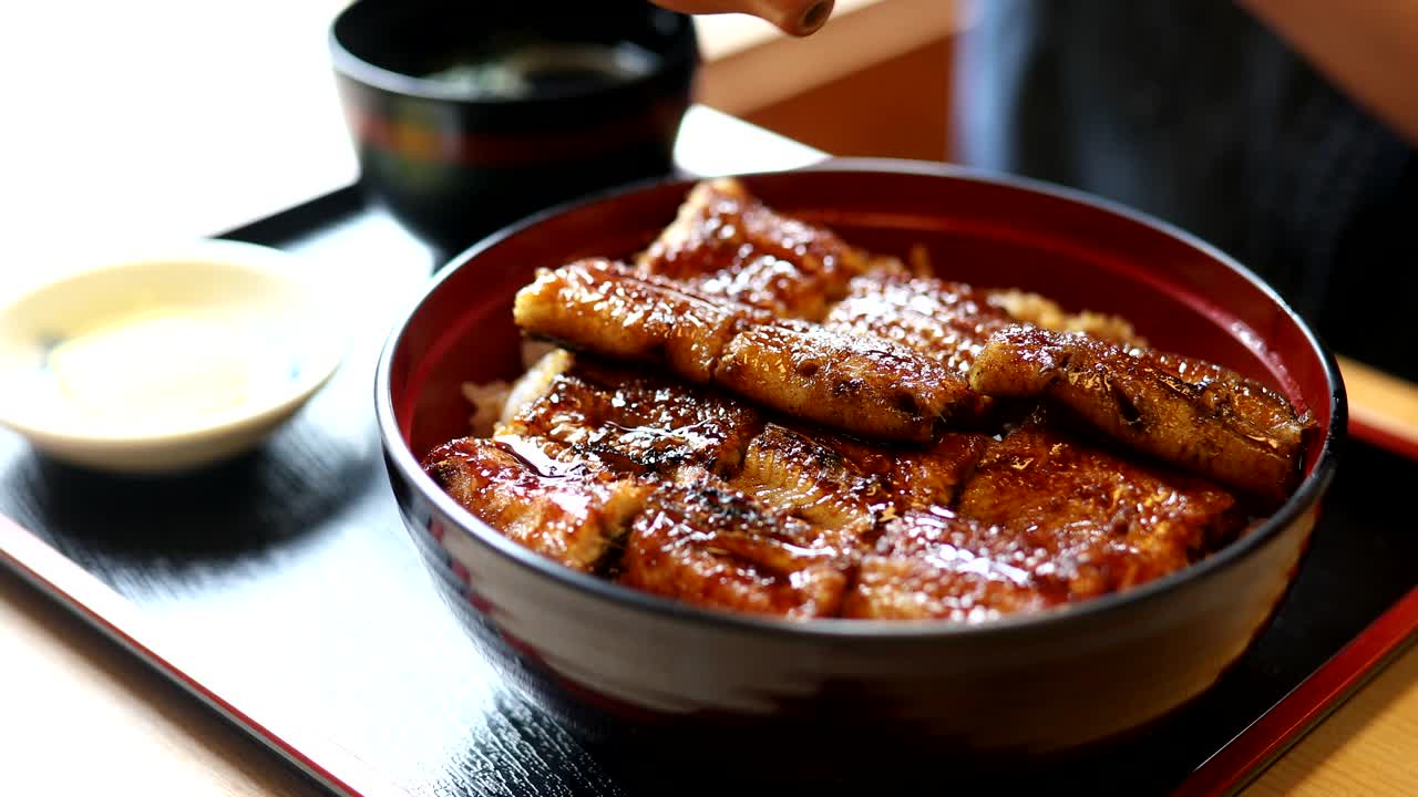 近距离的日本鳗鱼碗米饭(Unagi Don)吃筷子视频下载