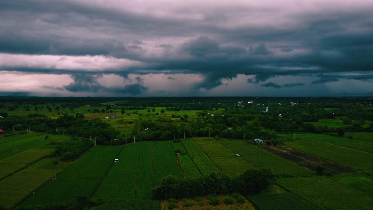 鸟瞰图上方的自然绿化景观与乌云天空在雨季视频素材