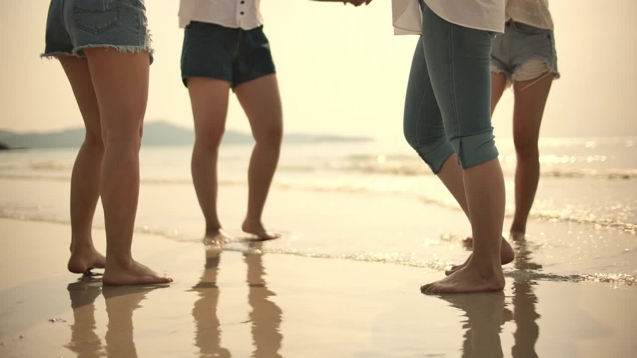 女性朋友一起在日落海滩玩视频素材