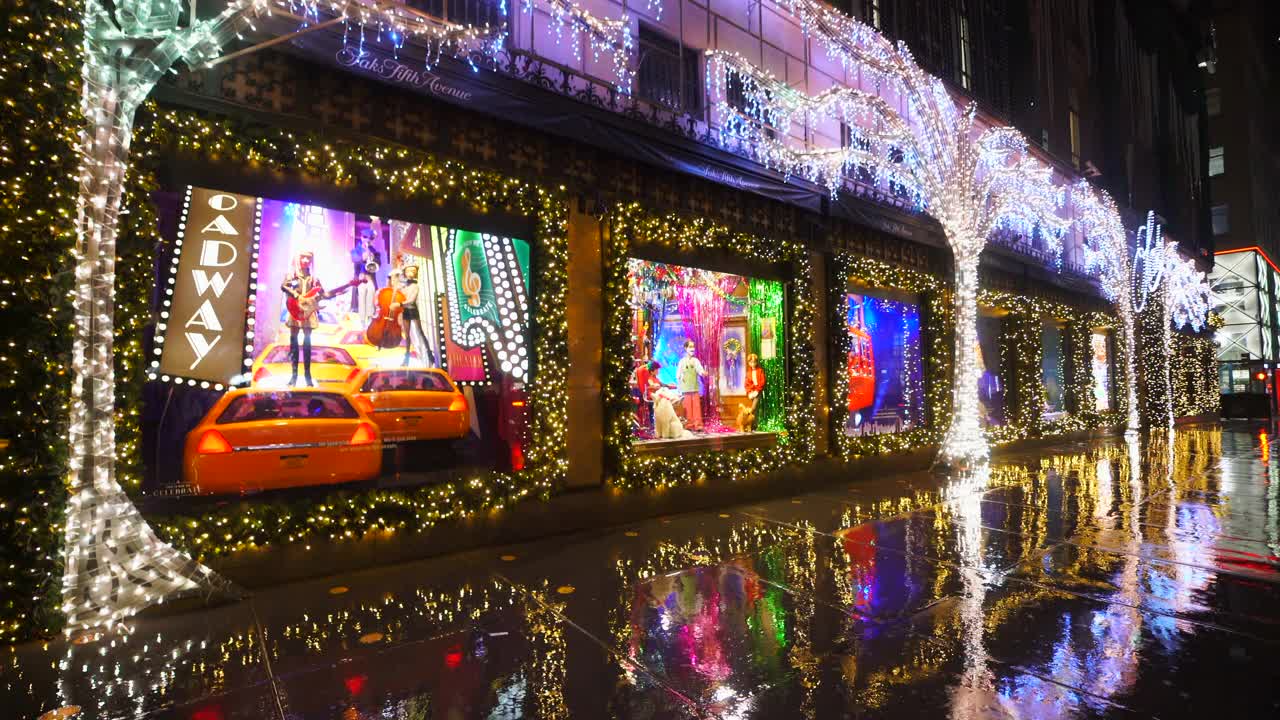 在新冠肺炎疫情肆虐的雨夜，萨克斯第五大道圣诞灯展熠熠发光。视频下载