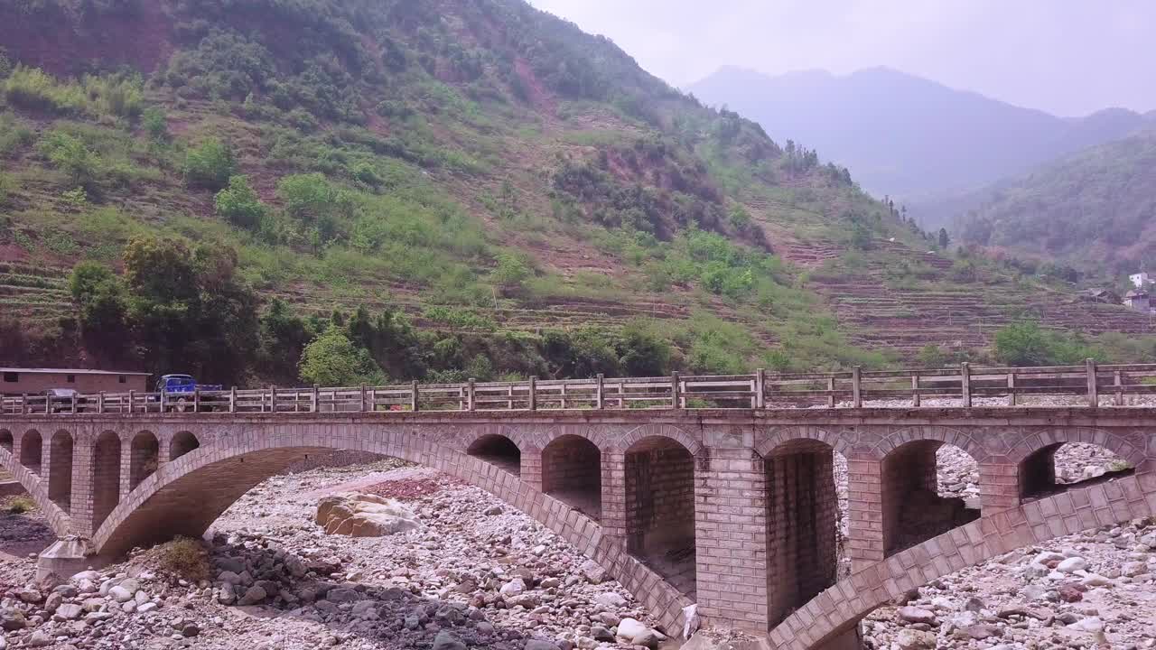 桥和山村风光/中国四川视频素材