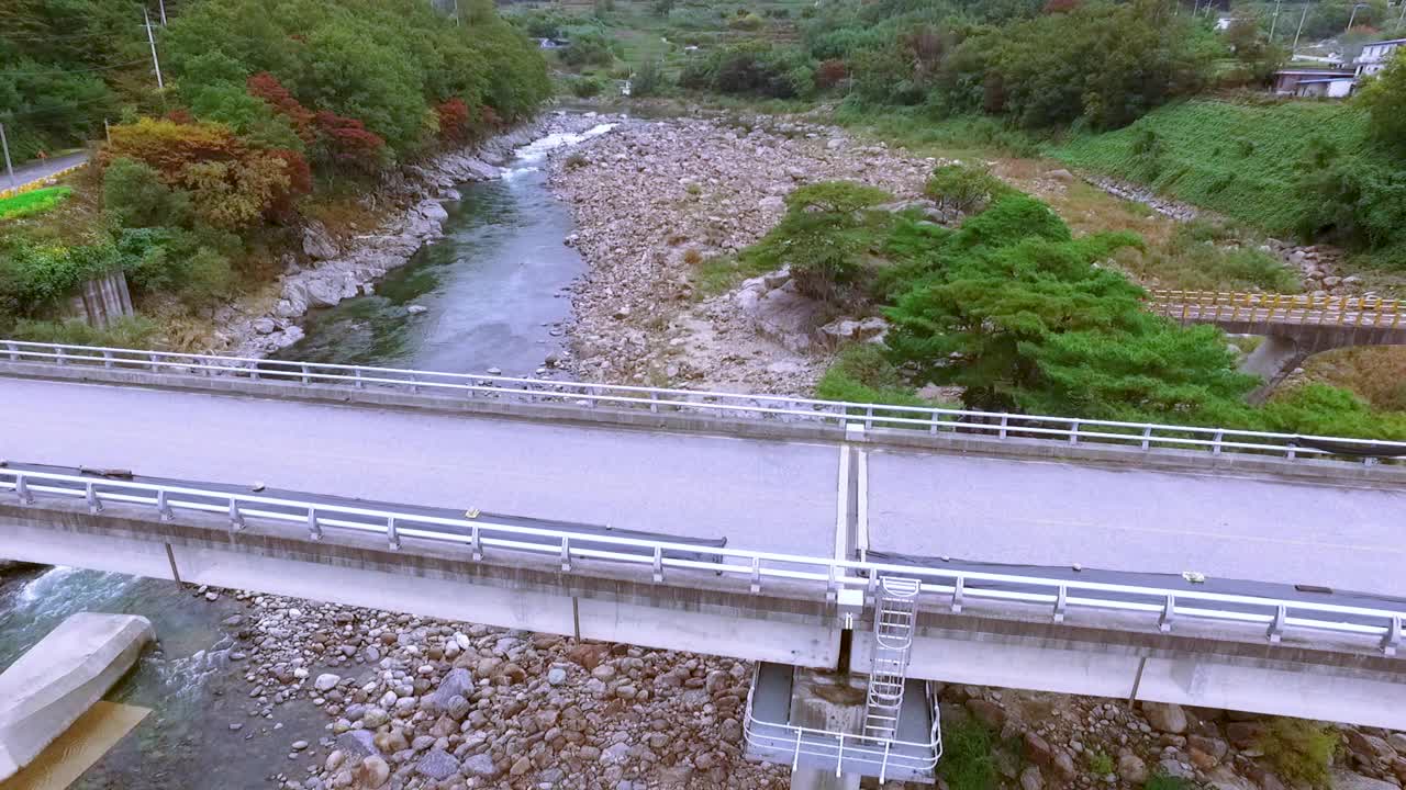韩国智异山小道附近的小溪和桥的秋景视频下载