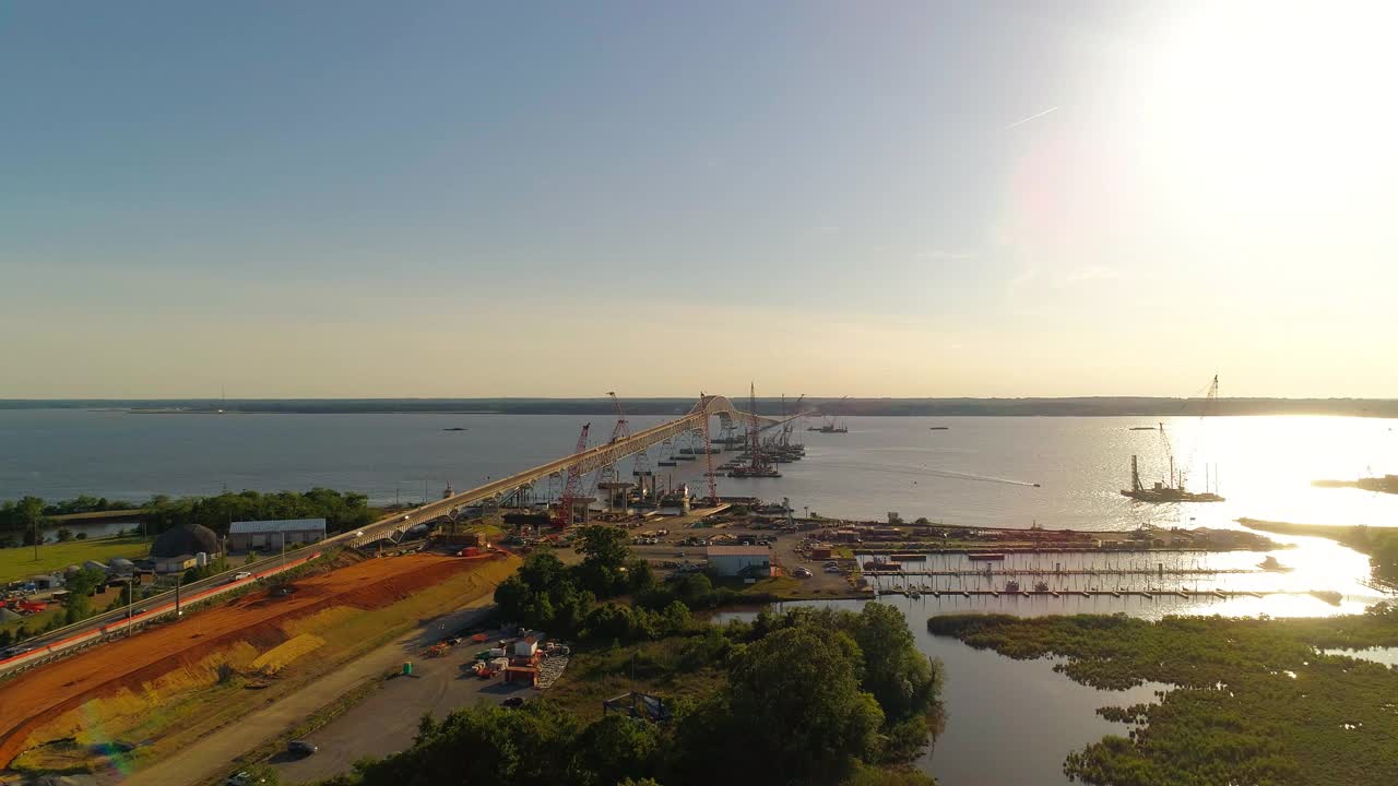波托马克河重建鸟瞰图，靠近哈里·尼斯州长纪念馆/参议员托马斯·“麦克”·米德尔顿桥，连接弗吉尼亚州和马里兰州，水上有多艘浮吊船和建筑工地。视频素材