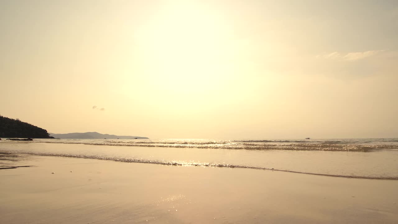 日落时分，一群朋友在沙滩上奔跑，心情愉快视频素材