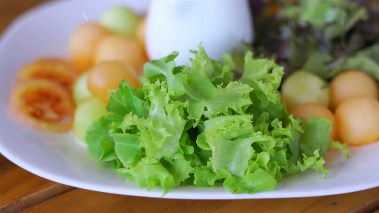 把调味汁倒在蔬菜沙拉上视频下载