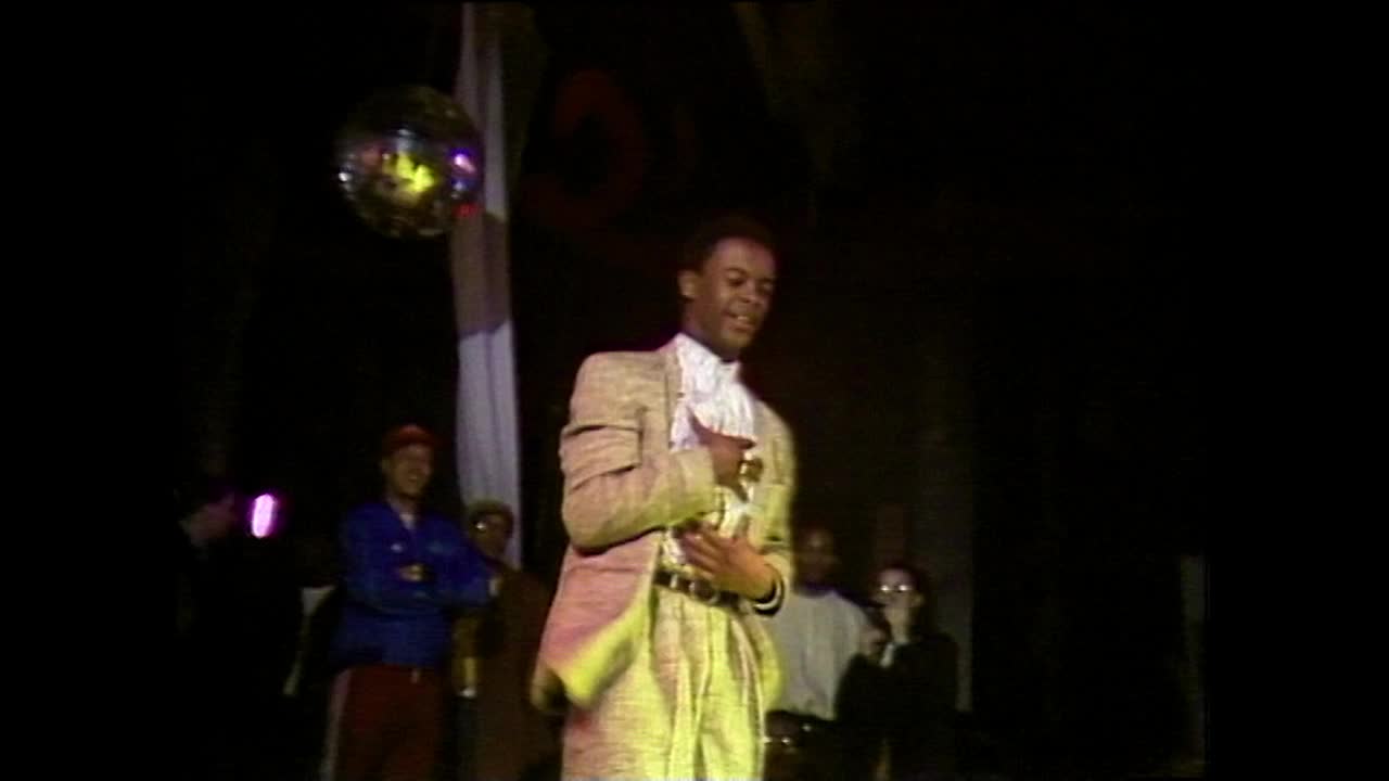 西装男在舞池疯狂跳舞;1984视频素材
