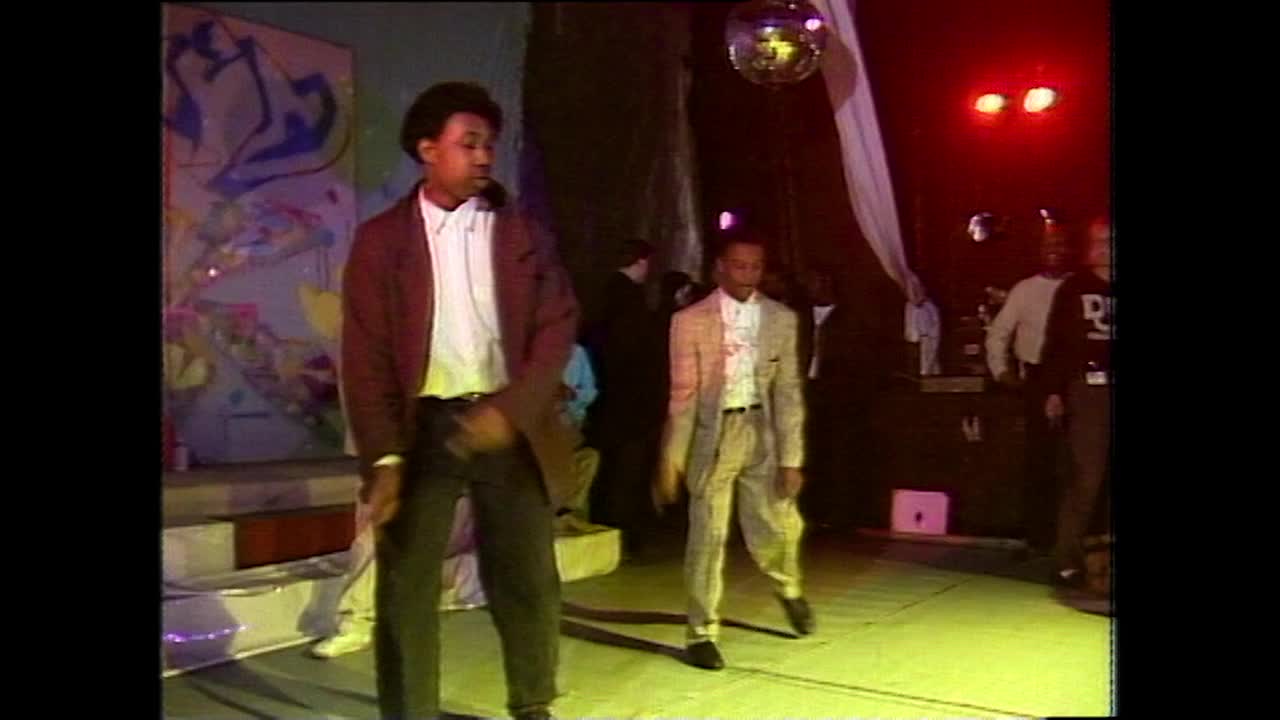 三个男人身体流行在夜总会的舞池;1984视频下载