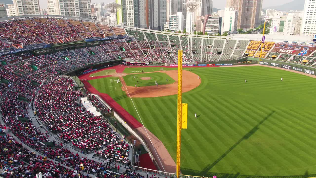 比赛在釜山体育综合园区社稷棒球场进行，观众/釜山东内区视频素材