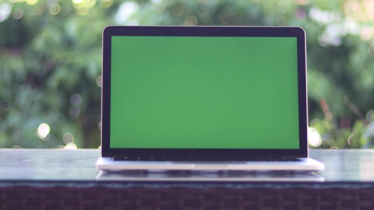 笔记本电脑和花园背景视频下载