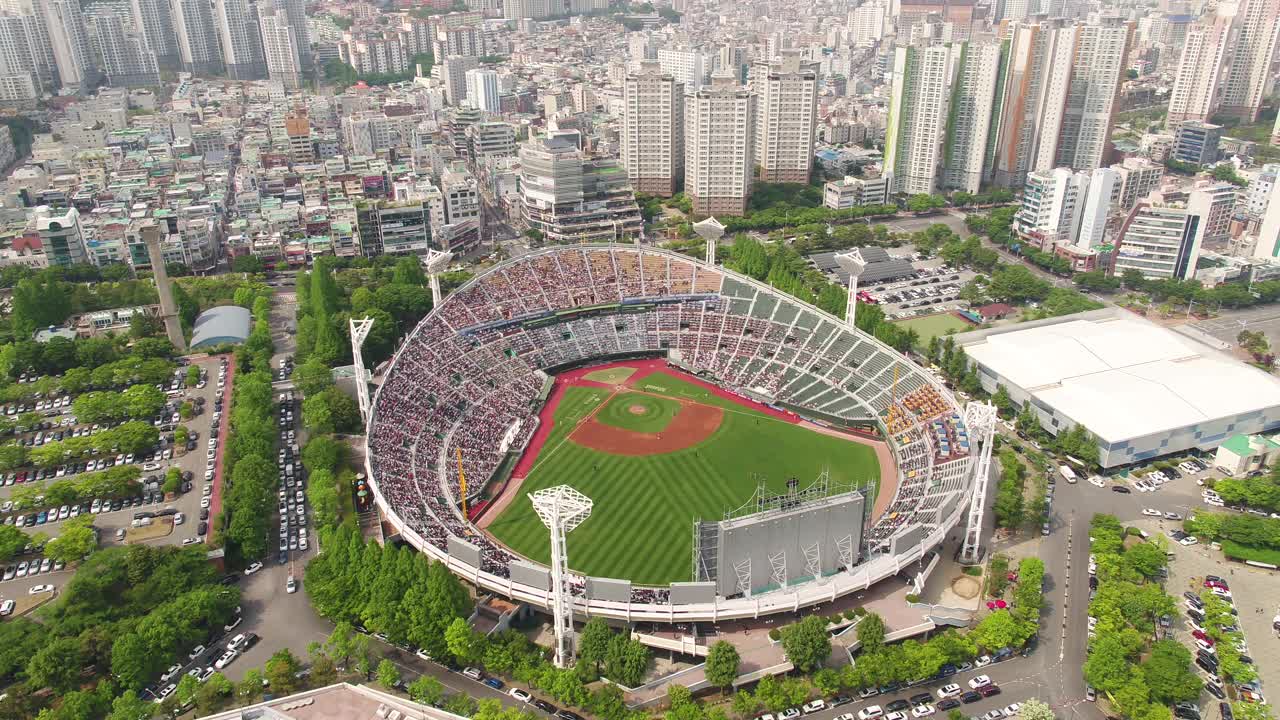 比赛在釜山体育综合园区社稷棒球场进行，观众/釜山东内区视频下载