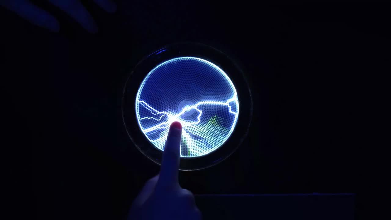 抽象的科学背景和对象，电气照明。手触摸等离子面板显示。蓝色闪电视频下载