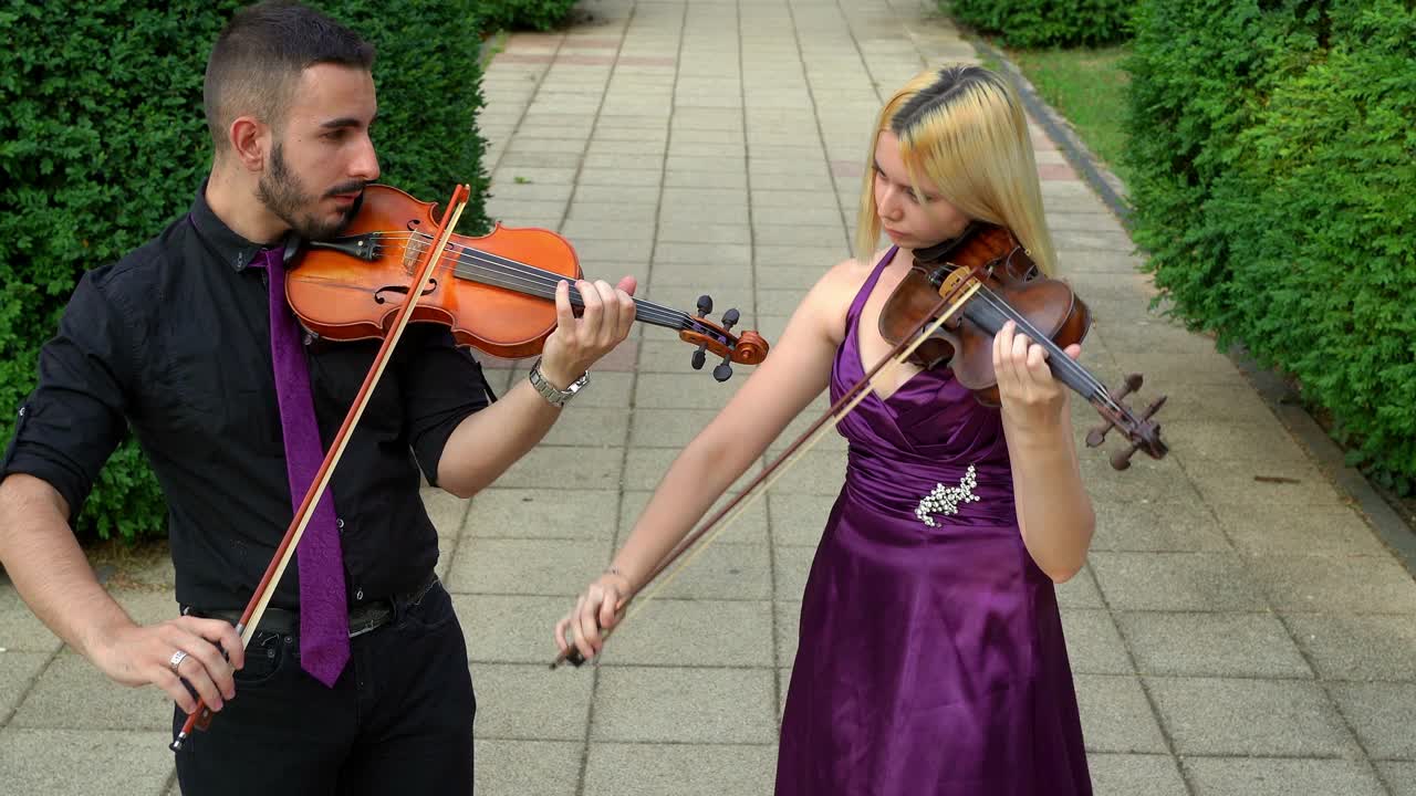 在户外拉小提琴的夫妇视频下载
