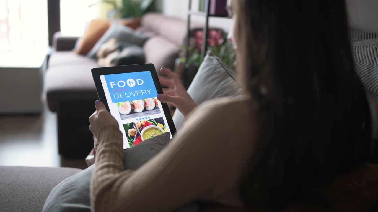 用平板电脑在网上订餐的女人。视频下载