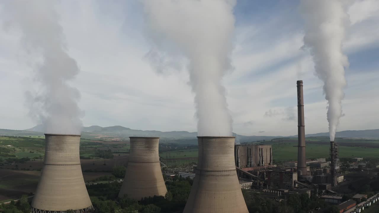 鸟瞰图的发电厂吸烟的烟囱造成全球变暖，气候变化和空气污染视频下载
