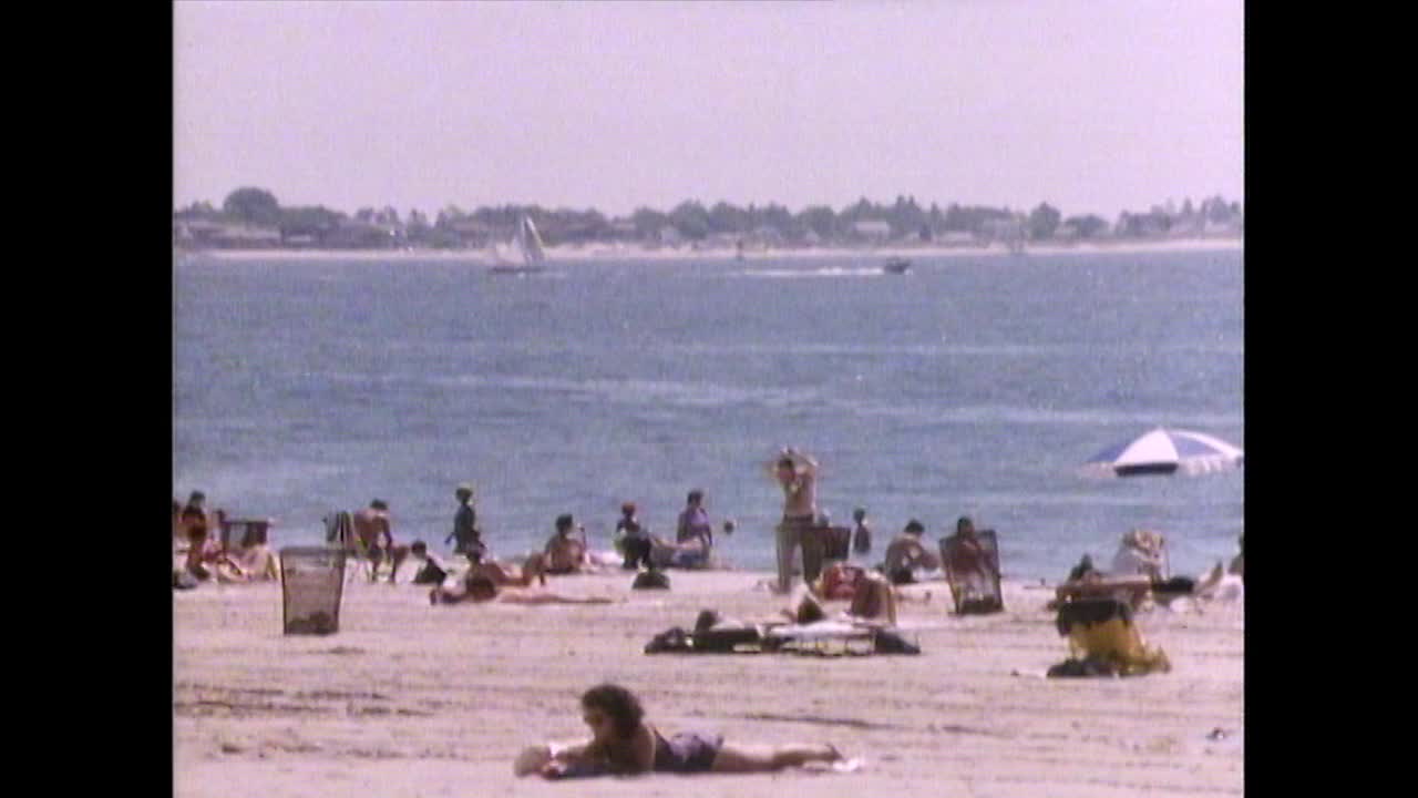 潘对人们在布莱顿海滩放松;1987视频素材