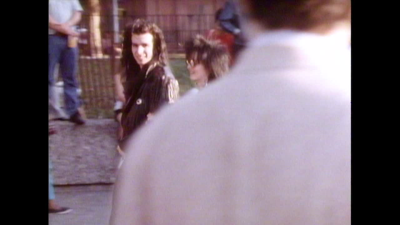 年轻男女漫步在阳光明媚的华盛顿广场公园;1987视频下载