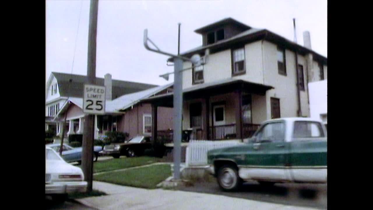 沿着新泽西州的一条有校车的住宅区街道;1987视频素材