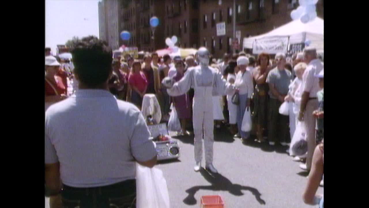 街头表演者在纽约街区派对上表演;1987视频素材