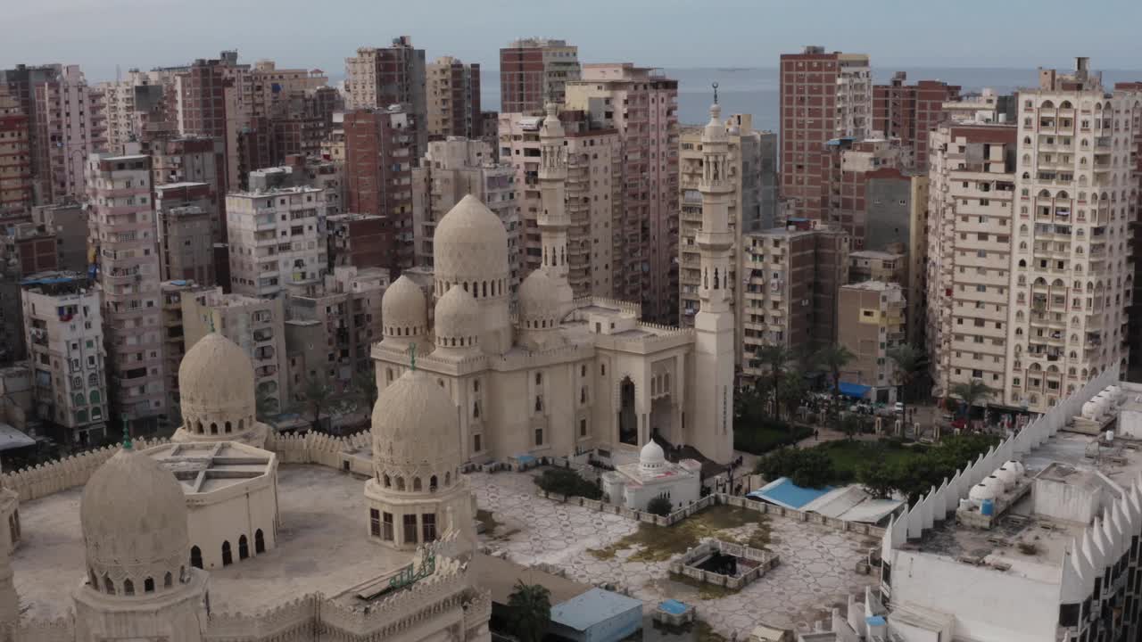 一架无人机在埃及亚历山大港市中心街道上空拍摄视频素材