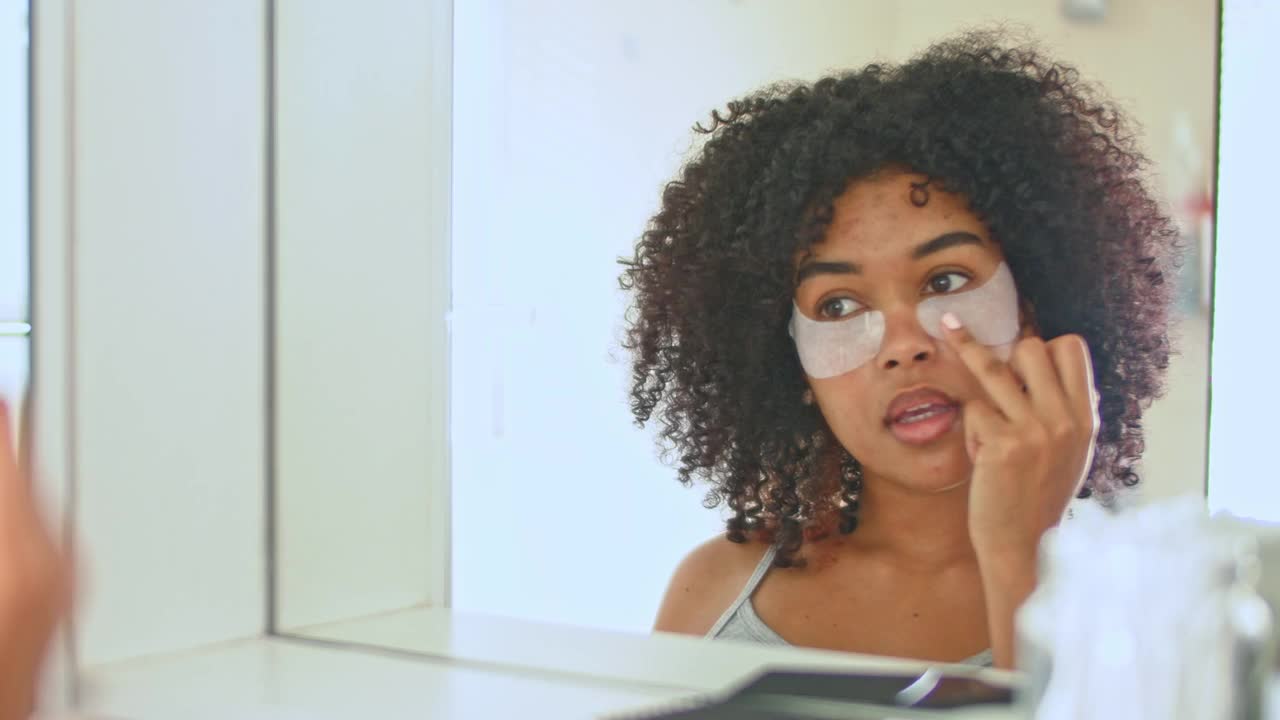 一名女子戴着眼罩的4k视频片段，这是她日常美容的一部分视频素材
