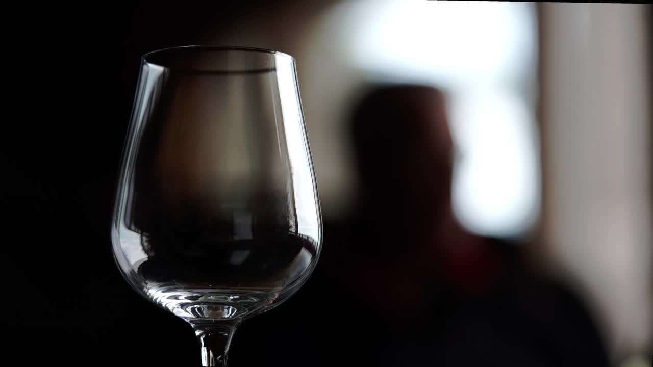 白葡萄酒倒进葡萄酒杯。视频素材