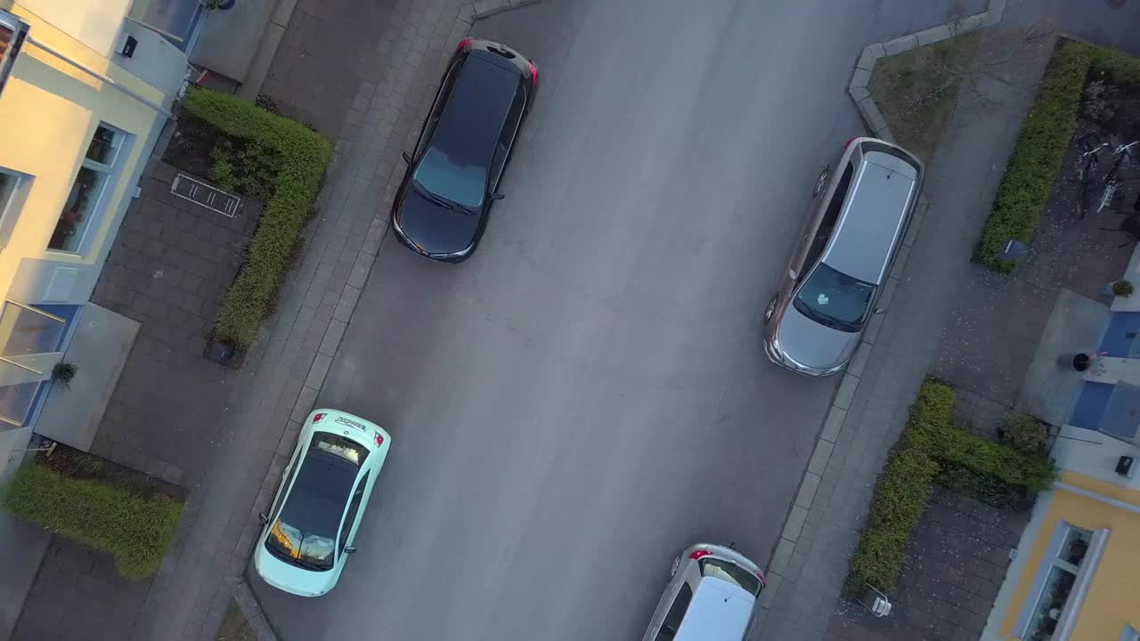 鸟瞰图郊区的住宅和停放的汽车。视频素材