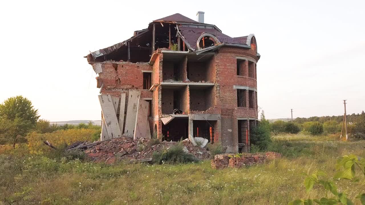 地震后旧建筑废墟的鸟瞰图。倒塌的砖房。视频素材