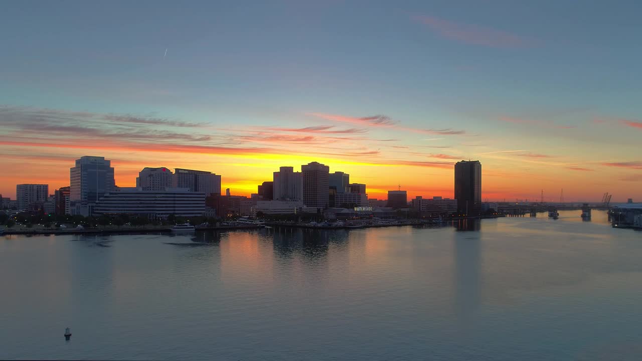 广阔的风景全景鸟瞰图的市中心诺福克海滨和海港上的伊丽莎白河在日出，在清晨的黄昏。视频下载