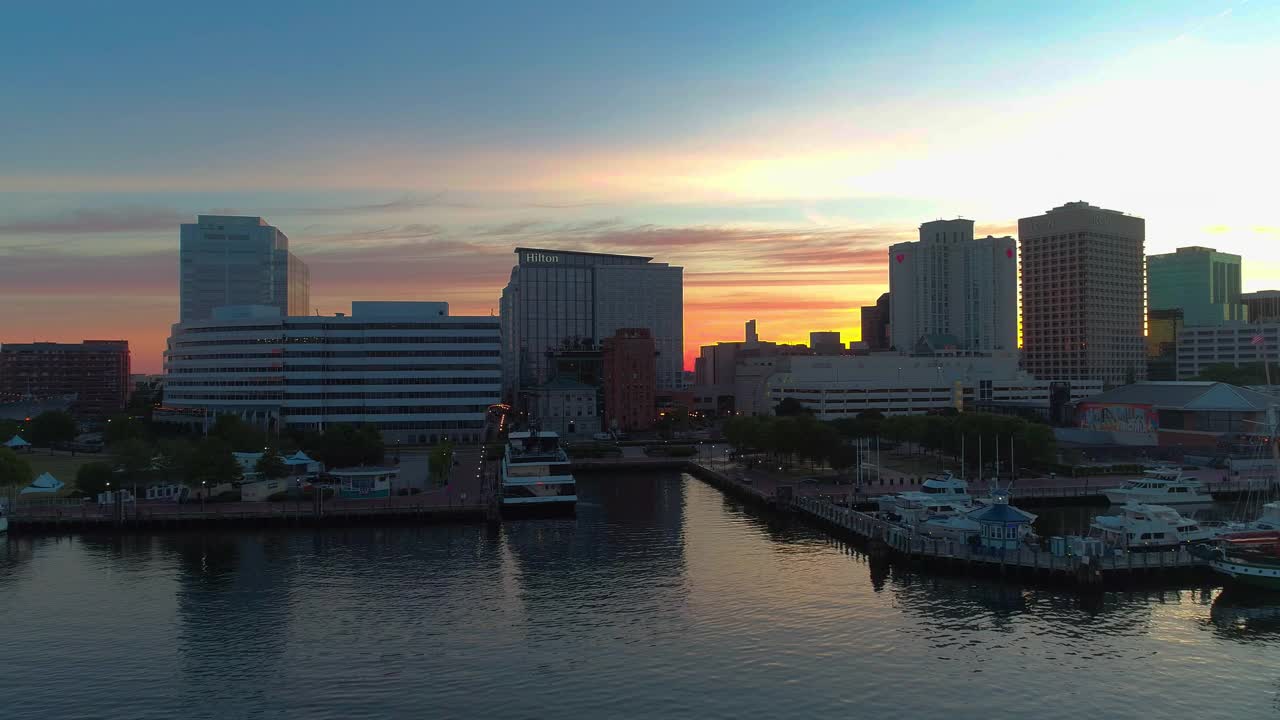 广阔的风景全景鸟瞰图的市中心诺福克海滨和海港上的伊丽莎白河在日出，在清晨的黄昏。视频下载