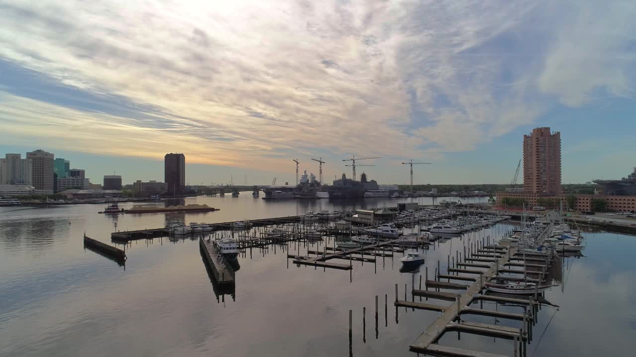 清晨从朴茨茅斯鸟瞰诺福克市中心，弗吉尼亚的地平线横跨伊丽莎白河。军舰是在港口的造船厂建造的。视频下载