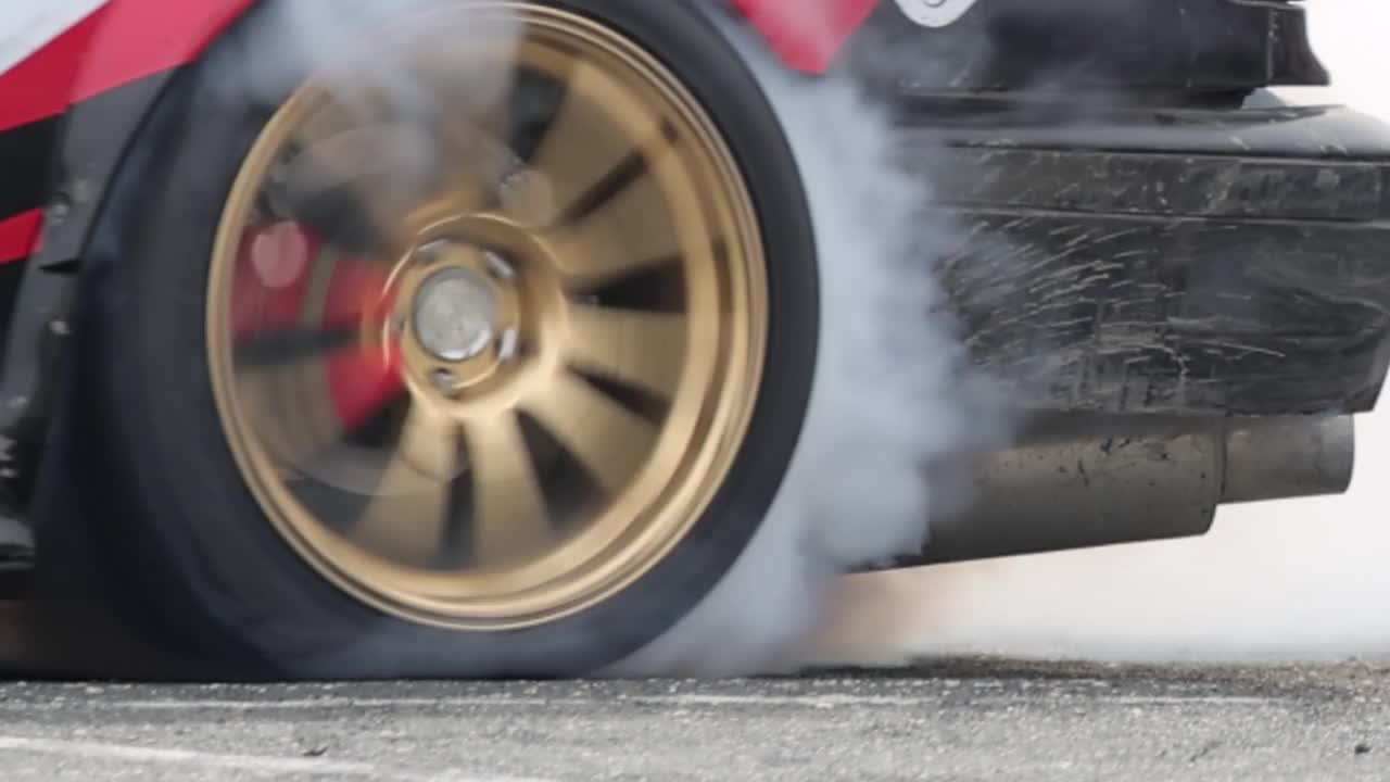 SLO MO赛车漂移车在高速赛道上燃烧轮胎视频下载